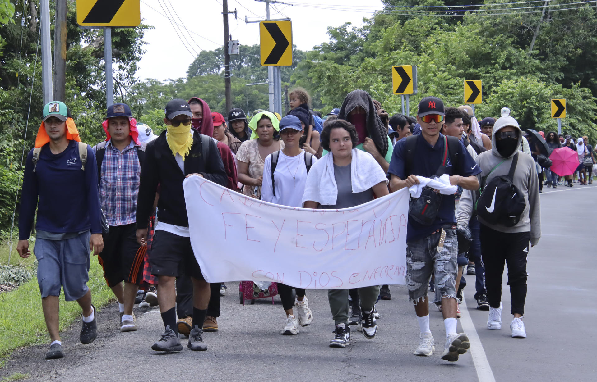 Caravana de migrantes salvadoreños y de otras nacionalidades avanza hacia EE.UU. desafiando las políticas migratorias