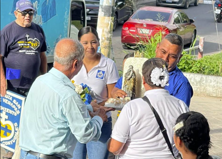 Imagen de la Sagrada Familia recorre el país, y ayer fue recibida por la comunidad de Verapaz