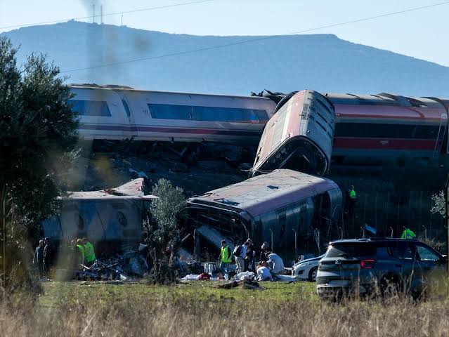 España de luto: Al menos 68 fallecidos tras un trágico choque de trenes de alta velocidad en Toledo