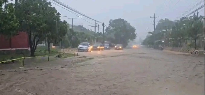 VIDEOS | Fuertes lluvias provocan severas inundaciones en calles de Santa Ana
