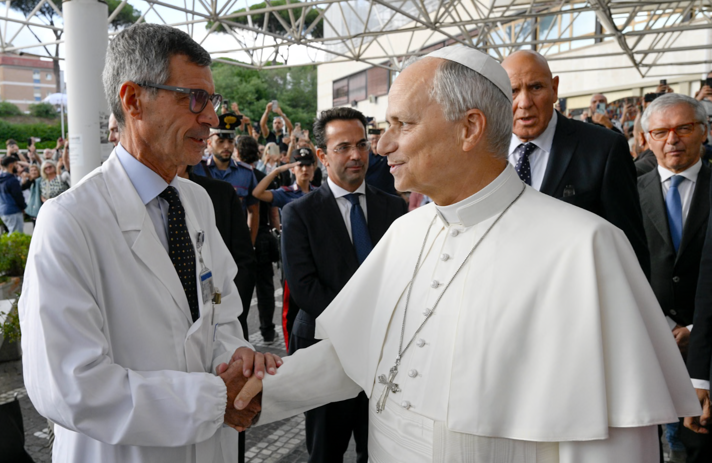 papa con médicos